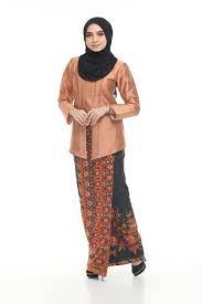 Baju kebaya sering dibandingkan dengan baju melayu, keunikan kedua dua jenis baju tradisi ini amat diminati oleh masyarakat malaysia dan indonesia. Baju Kebaya 7 Perkara Menarik Yang Anda Perlu Tahu