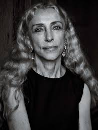 Que ou aquele que se veste com demasiado apuro e enfeites. Franca Sozzani Interview Magazine