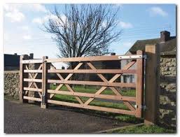 50 Classic Wooden Gates Will Make Your Home Look Great Mit Bildern Holztor Bauernhoftor Tor Design