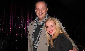 Αδελφή της είναι η αφροδίτη μάνου. Happy Couple Epeteios Gamoy Gia Thn Maria Mpekatwroy Kai Ton Antwnh Alebizopoylo Photos Gossip Tv Gr