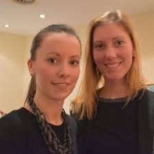 Junge Genießer sind mit Limousinen auf Gastro-Tour