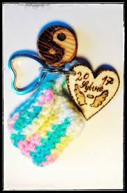 Ich habe noch ein geschenk zur geburt eines kindes benötigt und als ich bei uns im keller ein leeres babybrei gläschen gesehen habe, wusste ich was ich. Glucksbringer Seife Diy Schlusselanhanger Brandmalerei Holz Gravieren Personliche Schluss Schlusselanhanger Selber Machen Diy Schluesselanhaenger Neujahrsgrusse