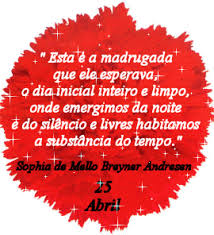 A revolução de 25 de abril também é conhecida como revolução dos cravos porque a população distribuiu cravos vermelhos aos soldados, que os colocaram na ponta das espingardas. 24 De Abril De 2015 Roinesxxi