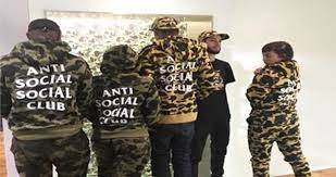 Di tahun 1996, fashion brand amerika ini dibuka pertama kali di soho, new york. Fenomena Hypebeast Sedang Mengemuka Beberapa Tahun Terakhir Khususnya Di Amerika Serikat Tak Terkecuali Di Indonesia Fashion Amerika Serikat Amerika Industri