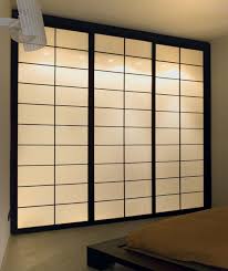 Shoji Trennwand Mit Faltturen By Cinius In 2020 Schiebetur Raumteiler Japanische Inneneinrichtung Trennwand