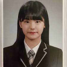 21 Pretty Female K Pop Idols Graduation Photos From 3rd Generation Kpopthing Itzy Graduation Photos Kpop Girls