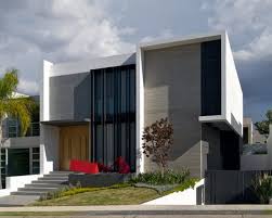 Una fachada muy moderna y sencilla que combina materiales interesantes, el barandal de esa terraza no puede ser menos, elementos verticales en metal pintados de blanco cierran el perímetro de la terraza, con mucha transparencia. Fachadas De Casas De Terraza De Un Nivel Ideas De Nuevo Diseno