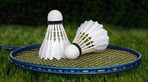 Learn how to count your points and serve from the correct position during a badminton game. Badminton Regeln Einfach Erklart Focus De
