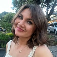 Who can recommend a hairstylist in Bend/Redmond area for bangs?