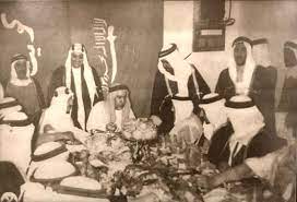 صوره الشيخ عبدالله السالم والملك سعود بن عبدالعزيز وخلفهما الشيخ عبدالله الجابر على مائدة الغداء Photo Kuwait City Insta Pic