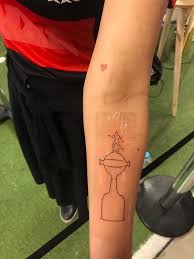 A tatuagem foi feita na nautica tattoo, estúdio predileto dos jogadores, incluindo neymar e gabriel jesus. Torcedores Fazem Fila Na Sede Do Flamengo Para Tatuar O Trofeu Da Taca Libertadores Rio De Janeiro G1