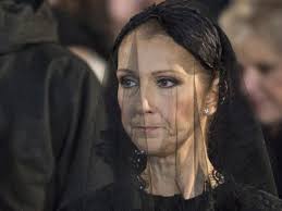 Celine dion sichtlich niedergeschlagen im juli 2016 in paris. Celine Dion Verabschiedet Sich Am Sarg Von Ehemann Rene Angelil Musik National Vol At