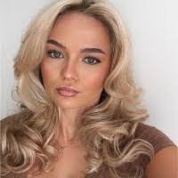 Natasha Earle's Instagram, Twitter & Facebook