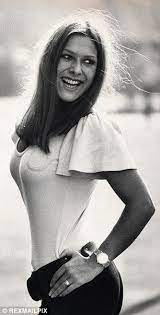 Lynda bellingham has died of colon cancer at the age of 66. Lynda Bellingham