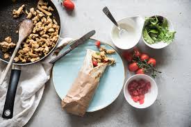 Il kebab è un piatto, a base di carne, tipico della cucina turca, divenuto popolare in tutto il mondo grazie alle immigrazioni provenienti dal medio oriente. Kebab Ricetta Con Il Pollo Sana E Appetitosa Melarossa