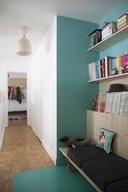Un Cosy Corner Monochrome Pour Animer Le Long Couloir Blanc Archi Atelier Premier Etage Salons Sarcelle Interieur D Appartement Chambre Coloree