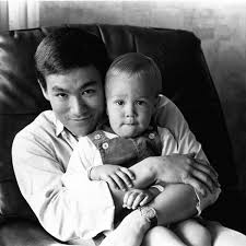 李振藩, lǐ zhènfán, jyutping lei5 zan3faan4) war ein sinoamerikanischer kampfkünstler. Brandon Lee So Tragisch Kam Bruce Lees Sohn Ums Leben