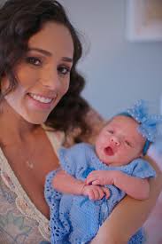 Roberta Almeida apresenta a filha Maria: 'Nasceu de surpresa, com 38  semanas'