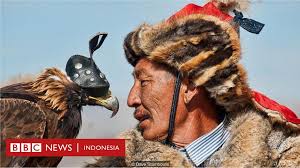 Assalamualaikum teman teman semua ini adalah burung elang vs macan !!! Tradisi Mongolia Berumur 6 000 Tahun Yang Hampir Hilang Bbc News Indonesia