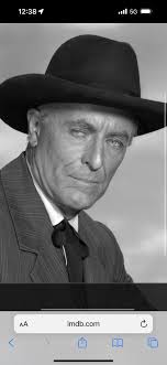 Who is your Favourite Postman 📯? The original postman was **Leo Dolan **in  the 2 episodes. The clip is from Keeping Up Appearances Premiere Daddy's  Accident (The First and the Last