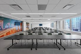 Booking Com Offices New York City Office Snapshots In 2020 City Office Meeting Room Design Office Layout