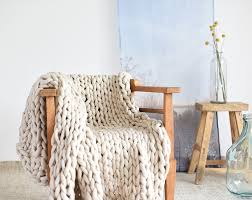 Fluffige diy wohnaccessoires selber machen mit riesenmaschen decke stricken. Mit Dem Strickschlauch Eine Grobmaschige Decke Stricken Kreativliste De