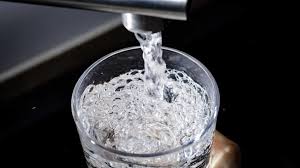 Das mineralwasser enthält mehr kohlensäure in der flasche als am quellaustritt; Warum Das Hamburger Wasser Ab Sofort Anders Schmeckt Und Trub Ist