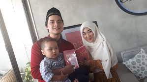 Terungkap, larissa adalah seorang mualaf berhijab. Sebelum Menikah Larissa Chou Sangat Membenci Alvin Faiz Tabloidbintang Com
