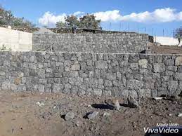 Il territorio della provincia di catania trova nel vulcano etna (mito d'europa) il suo inconfondibile elemento di maggiore caratterizzazione naturalistica i bolognini sono prodotti lavorati tradizionalmente e sono impiegati nella costruzione di muri (di campagna, di ville e giardini). Muri In Pietra Lavica 3490500389 Youtube