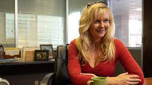 The series stars kirsten dunst and is set in the early 1990s. On Becoming A God In Central Florida On Becoming A God In Central Florida Bild 6 Von 30 Filmstarts De