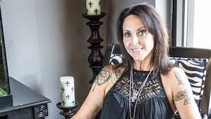 Olimpiyat stadı'nda koşulan 100 metre finalini elaine thompson, finiş çizgisine 10.61'lik derecesiyle geldi. Tattooist Helps Survivors Heal By Covering Scars With Artwork Myfoxzone Com