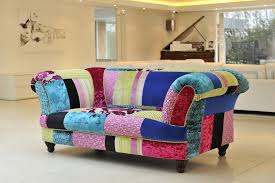 Sie sind zu erkennen an den geschwungenen armlehnen und der edlen punktsteppung. Chesterfield Sofas Im Bunten Patchwork Stil Chesterfield Mobel Chesterfield Sofas Bunte Mobel