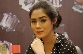 Pernah ketika piknik, teman saya ini pake jilbab kemudian suaminya nyuruh pake kaos dan celana pendek, tapi alhamdulillaah temen saya gak nurut. Ayu Ting Ting Dan Sederet Artis Melayat Ke Rumah Duka Saphira Indah Matamata Com
