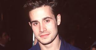 Arra azonban senki nem fogadott volna, hogy miközben zach a slampos művészlélek átváltoztatásán munkálkodik, a lány iránti érzései is átalakulnak. A 2000 Es Evek Legjokepubb Szinesze Volt Evek Ota Nem Lathattuk Freddie Prinze Jr T Vilagsztar Femina