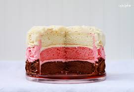 Bolo de camada tripla de morango QUERO RECEITAS CULINÁRIAS