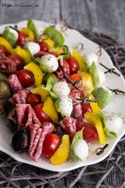 Caprese skewers sind 4 zutaten vorspeisen, die so einfach zu machen sind, aber garantiert zu beeindrucken! Antipasti Spiesse Rezept Makeitsweet De