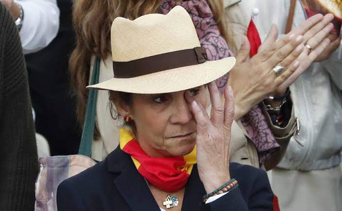 La infanta Elena va a ser sustituida después de 49 años de servicio a la  corona,