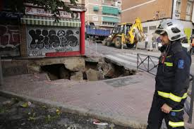 Un vehículo se ha quedado encajado en un nuevo socavón en el barrio madrileño de la elipa. Desalojado Un Edificio De Viviendas En La Elipa Por La Aparicion De Un Gran Socavon En La Acera Madrid