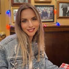 Lora Cain's Instagram, Twitter & Facebook