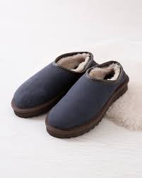 I found this knitting tutorial on pinterest. Ladies Clogs With Backs