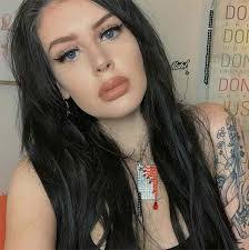 Nicole Dean's Instagram, Twitter & Facebook