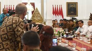 Menurut saya, kerja keras pak jokowi terlihat sejak awal menjabat sebagai gubernur dki jakarta. Presiden Jokowi Pak Menteri Majukan Sepak Bolanya Pkpberdikari