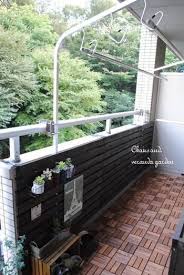 自宅ベランダをカフェのように 狭くても快適空間に変えるアイディア集 キナリノ ベランダ 椅子 ベランダ ベランダガーデン