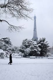 La capitale se retrouvera sous les flocons ce samedi 16 janvier, avec un épisode neigeux qui a déjà frappé le nord et l'est du pays. Paris Sous La Neige Deedee
