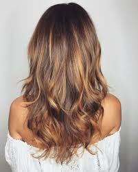 Balayage d'autunno, per capelli di tutti i colori. Idea Color Nocciola Capelli Sfumature Color Miele Maglia Bianca Colore Capelli Sfumature Capelli Capelli Color Nocciola