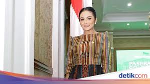 Check spelling or type a new query. 7 Gaya Anggun Krisdayanti Pakai Baju Etnik Saat Tugas Jadi Anggota Dpr