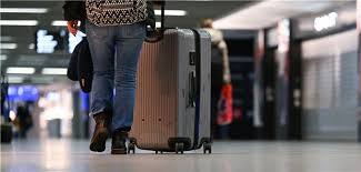 Erfolgt die einreise durch einen beförderer wird auf die geplante erste ankunft mit ausstiegsmöglichkeit in der bundesrepublik deutschland abgestellt. Corona Regeln Regierung Zieht Fur Reisende Die Zugel An