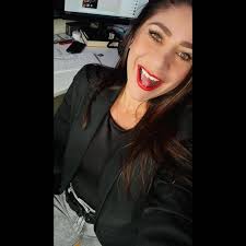 Aveces la vida te golpea no necesariamente de manera física, hay golpes que  duelen en lo más profundo de tu ❤, pero la vida es bella, por eso sacale la  lengua 👅