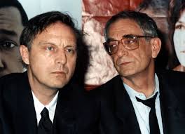 Krzysztof kieślowski, andrzej wajda i jerzy hoffman siedzą na widowni podczas festiwalu polskich filmów fabularnych w gdańsku. Historia Polskiego Filmu Scenarzysci Akademia Polskiego Filmu