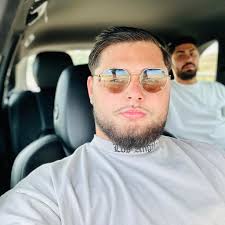 Hi guys. Any car in decent condition max 1000£. Localization west yorkhire  or around area 🤔